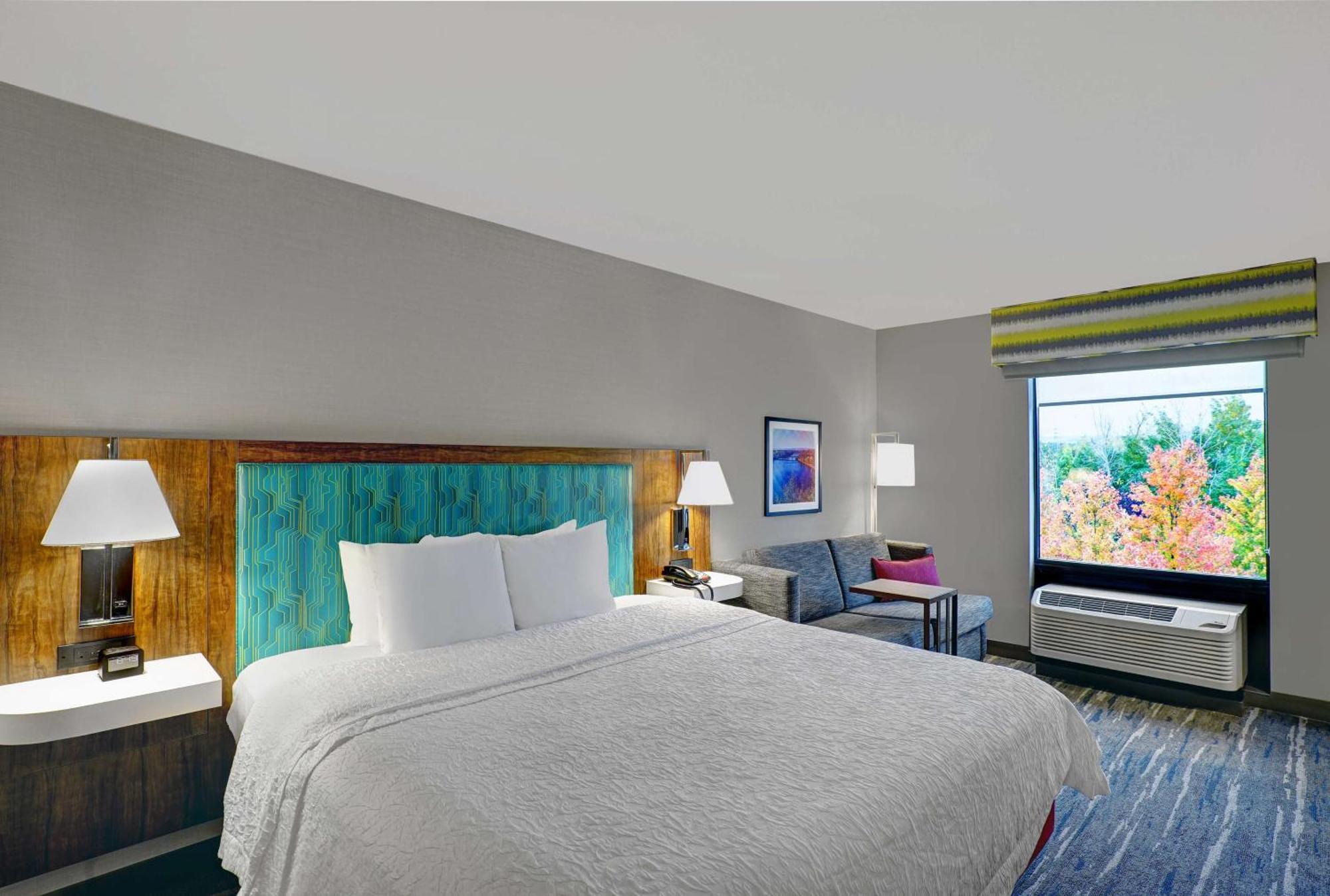 Hampton Inn Utica Exterior photo