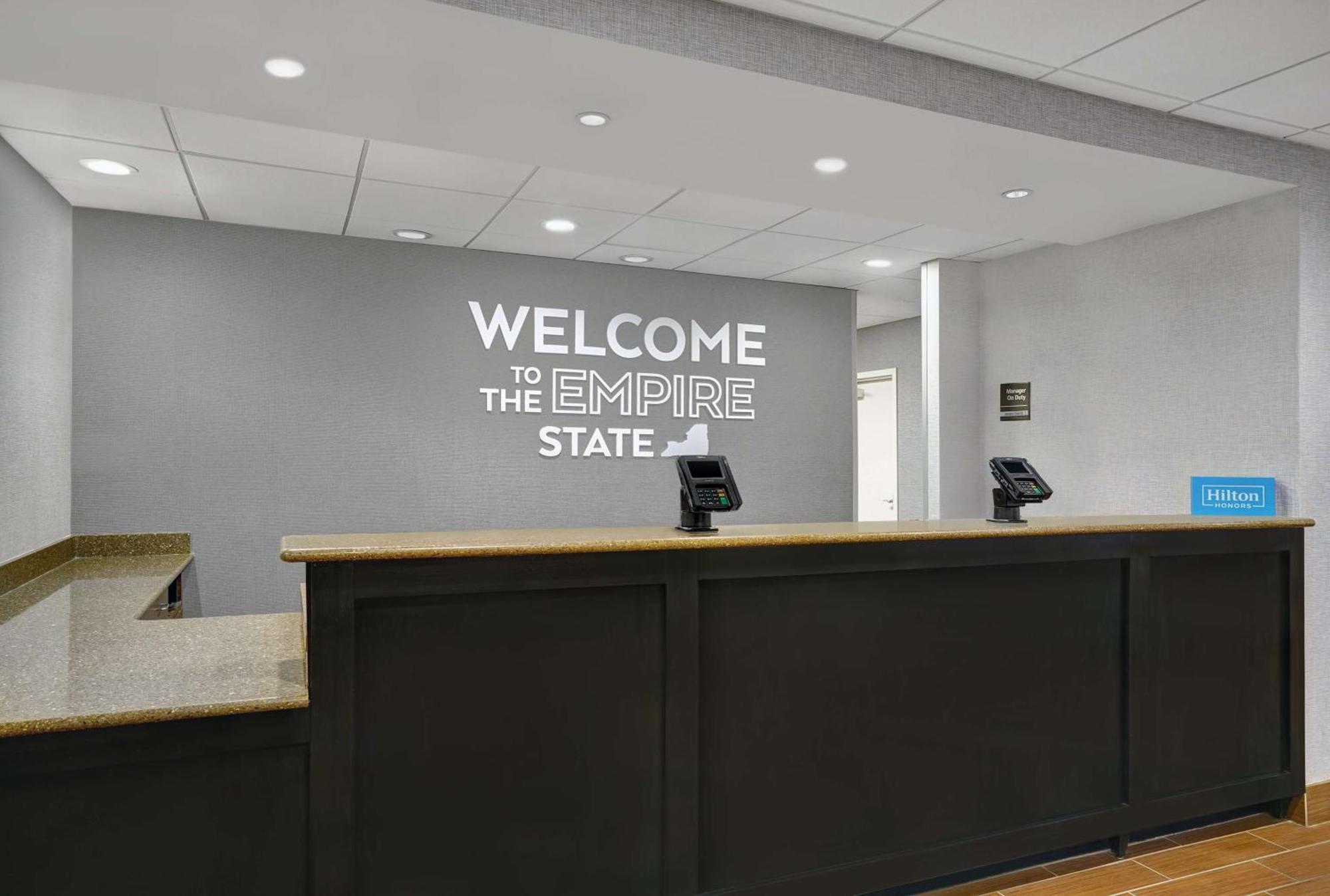 Hampton Inn Utica Exterior photo