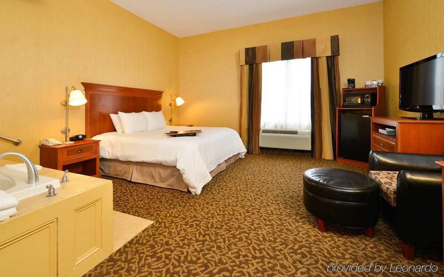 Hampton Inn Utica Exterior photo